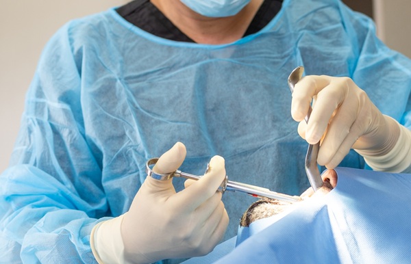 When To See An Emergency Dentist:    Urgent Dental Problems And What To Do First